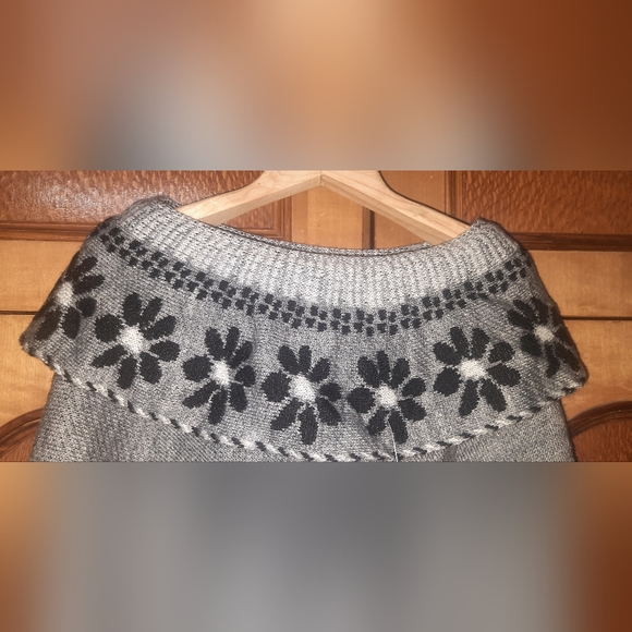 Woolen Poncho - Picture 4 of 5